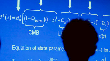 Imagen de personas frente a pizarra con cálculos matemáticos