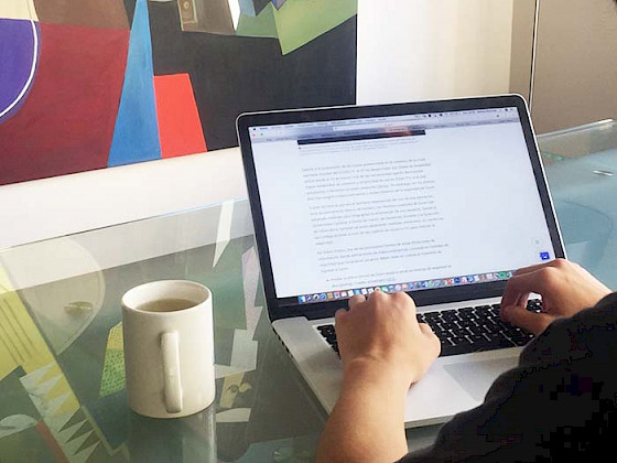 Imagen de persona usando el teclado de su computador