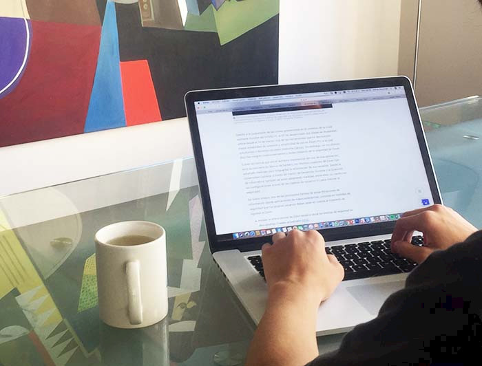 Imagen de persona usando el teclado de su computador