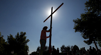 Imagen de hombre con una cruz