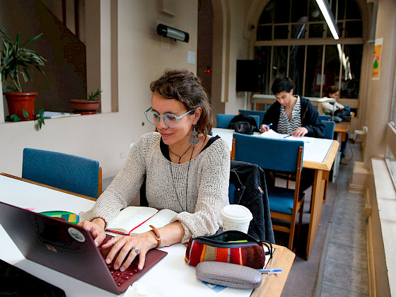 Estudiante en la biblioteca