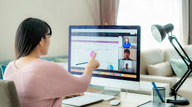 mujer frente al computador