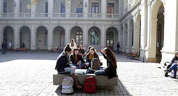 Grupo de estudiantes reunidos en un patio