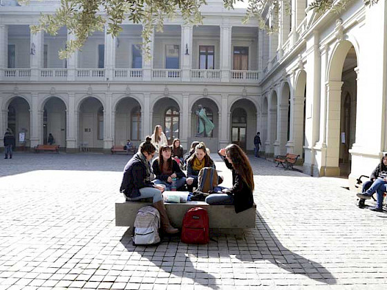 Grupo de estudiantes reunidos en un patio