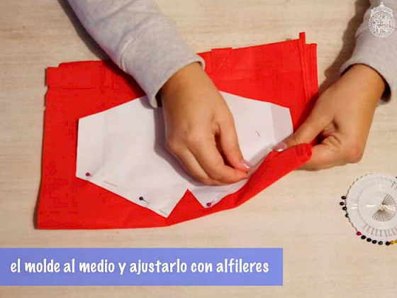 Imagen de unas manos haciendo manualidades con género