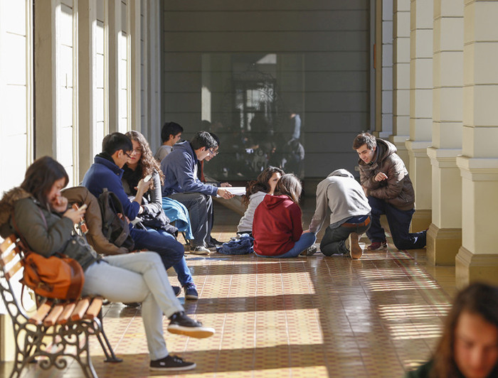 Alumnos estudiando. Casa Central