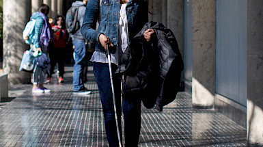 Foto de una alumna con discapacidad visual usando el piso podotáctil de San Joaquín