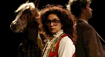 Actriz Tamara Acosta en escena del Teatro UC.