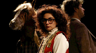 Actriz Tamara Acosta en escena del Teatro UC.