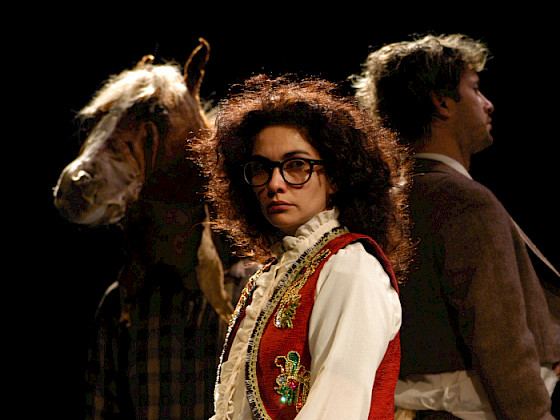 Actriz Tamara Acosta en escena del Teatro UC.