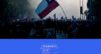 Imagen donde se ve el logo de Tenemos que hablar de Chile y una foto de una bandera chilena en una manifestación después del estallido social