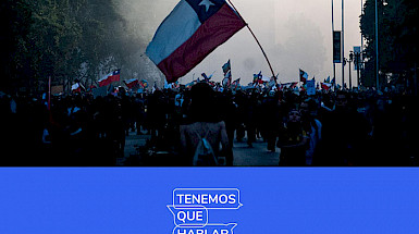 Imagen donde se ve el logo de Tenemos que hablar de Chile y una foto de una bandera chilena en una manifestación después del estallido social
