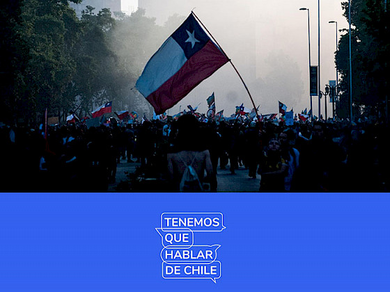 Imagen donde se ve el logo de Tenemos que hablar de Chile y una foto de una bandera chilena en una manifestación después del estallido social