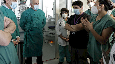 Foto donde se ve a Jaime Mañalich e Ignacio Sánchez junto a un equipo de salud