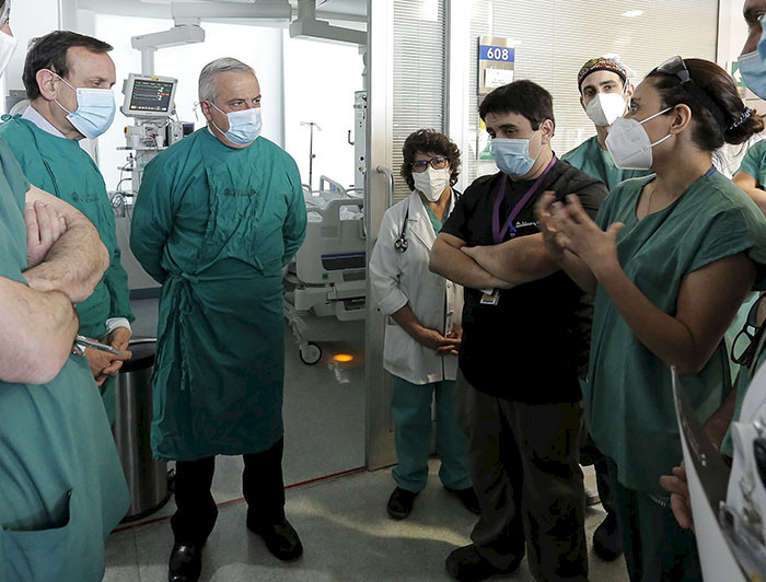 Foto donde se ve a Jaime Mañalich e Ignacio Sánchez junto a un equipo de salud