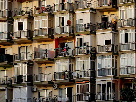 Vista de un edificio de departamentos con balcones pequeños.