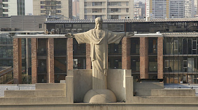 Foto del Cristo de la fachada de Casa Central