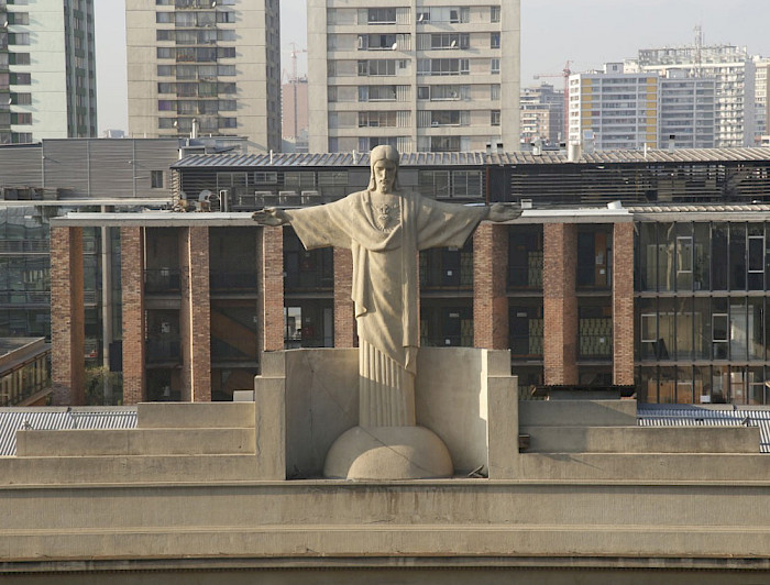 Foto del Cristo de la fachada de Casa Central