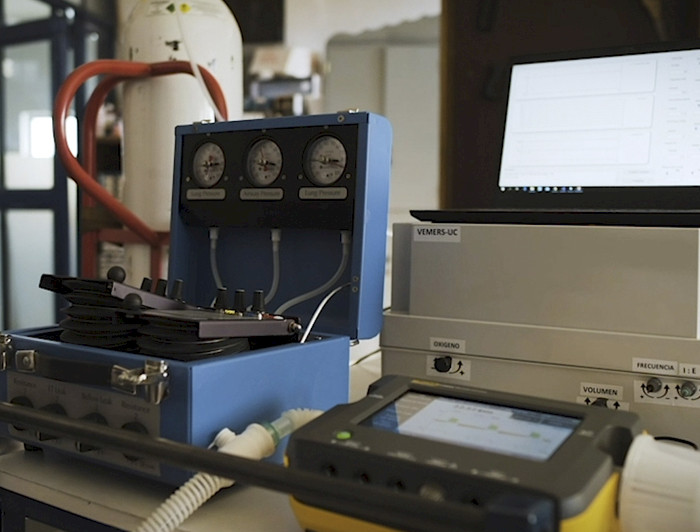 imagen correspondiente a la noticia: "Reconvierten laboratorio de Ingeniería UC para desarrollar proyectos de apoyo a la ventilación mecánica de pacientes"