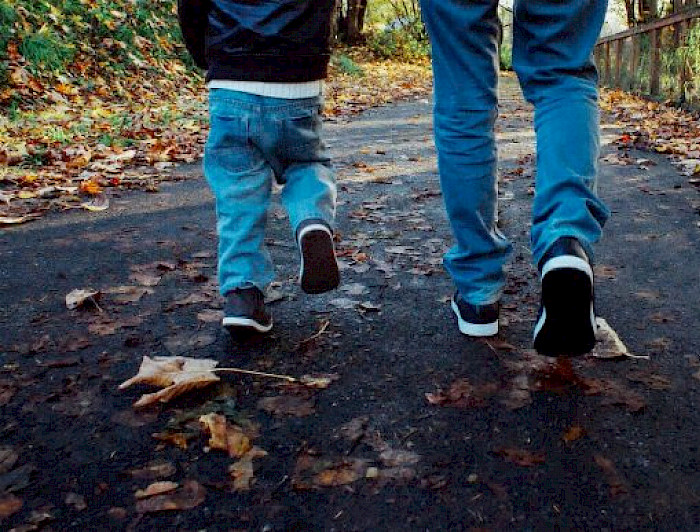 Dos menores de edad caminan en un bosque otoñal, en contexto a la información sobre el estudio de estudios psíquicos en la primera infancia, abordado en un seminario de la Escuela de Psicología y MIDAP.