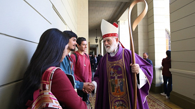 Monseñor Aos visitando en su visita a la UC.