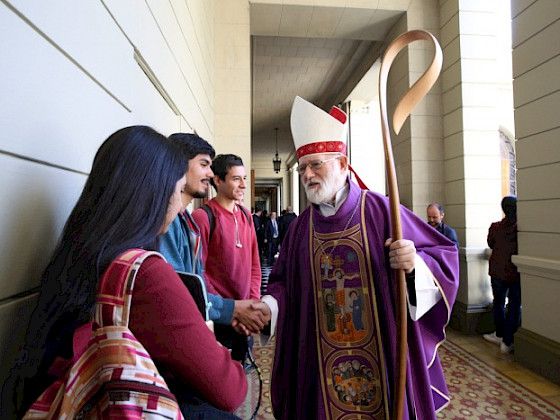 Monseñor Aos visitando en su visita a la UC.