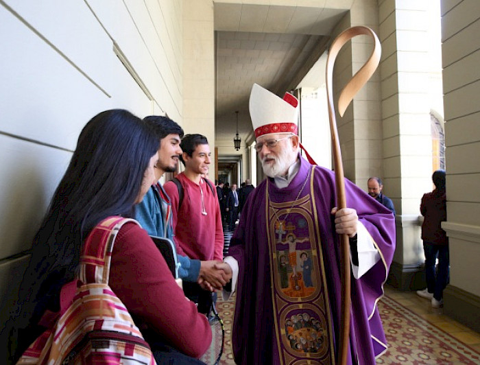 Monseñor Aos visitando en su visita a la UC.