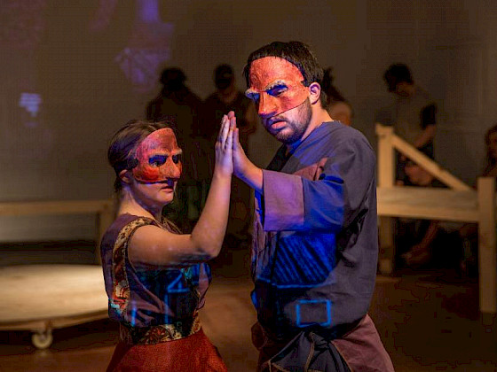 Pareja de actores tomados de la mano