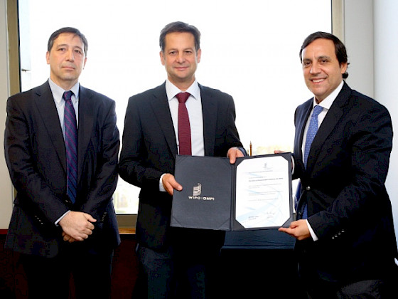El profesor Alexis Kalergis, junto al vicerrector Pedro Bouchon recibiendo el premio de PROSUR.