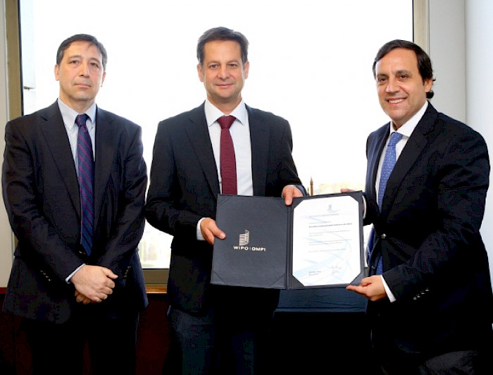 El profesor Alexis Kalergis, junto al vicerrector Pedro Bouchon recibiendo el premio de PROSUR.