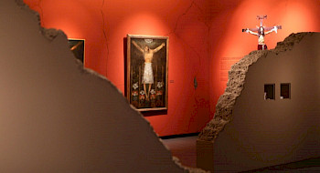 Parte de la exposición "Cristos milagrosos en la época virreinal", que se está exhibiendo en la Sala Joaquín Gandarillas Infante del Centro de Extensión.
