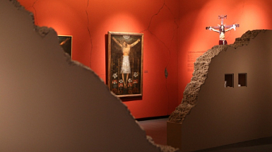 Parte de la exposición "Cristos milagrosos en la época virreinal", que se está exhibiendo en la Sala Joaquín Gandarillas Infante del Centro de Extensión.