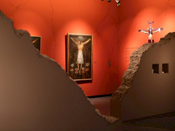 Parte de la exposición "Cristos milagrosos en la época virreinal", que se está exhibiendo en la Sala Joaquín Gandarillas Infante del Centro de Extensión.