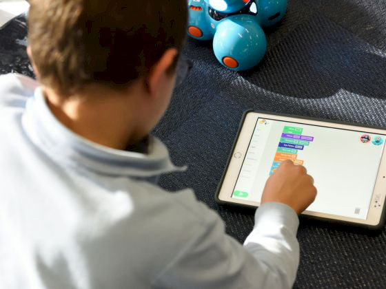 Niño usando una tablet