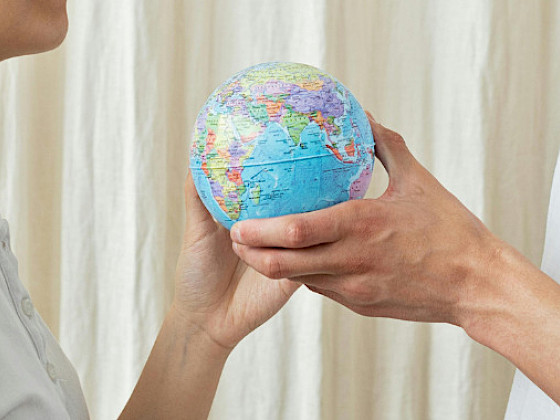 Manos con un globo terráqueo