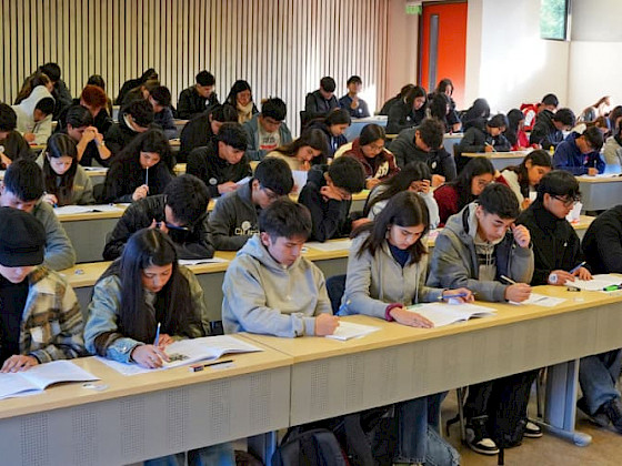 Estudiantes rindiendo una prueba