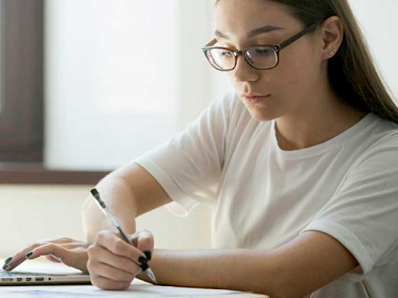 Foto de un pasillo de campus Oriente