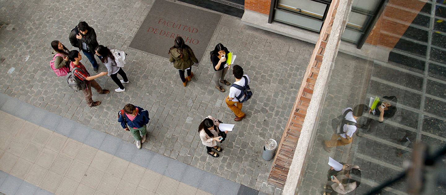 Aerial image of students in the courtyard of the Faculty of Law.