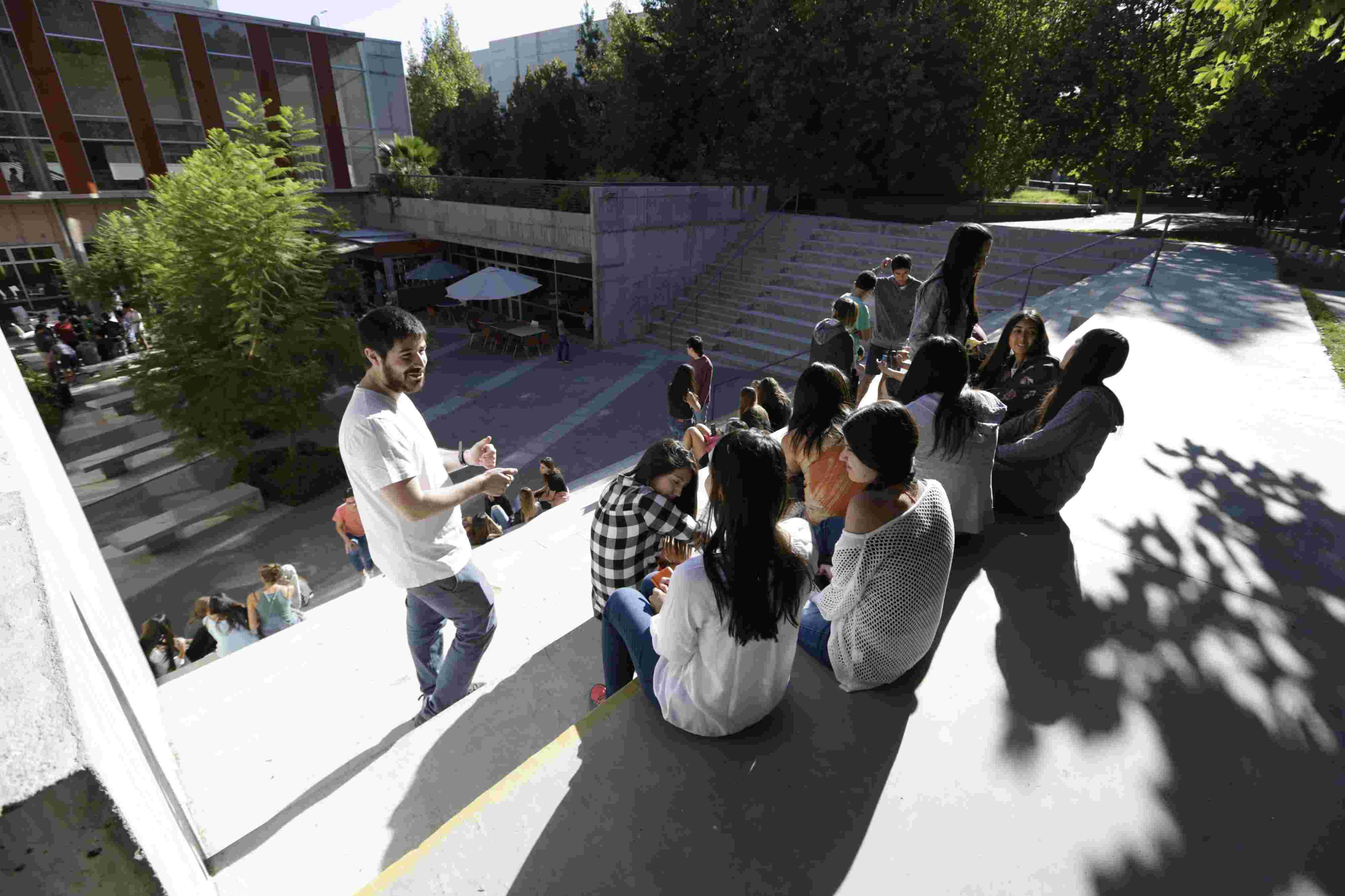 Un grupo de estudiantes conversando en uno de los patios de la Universidad.
