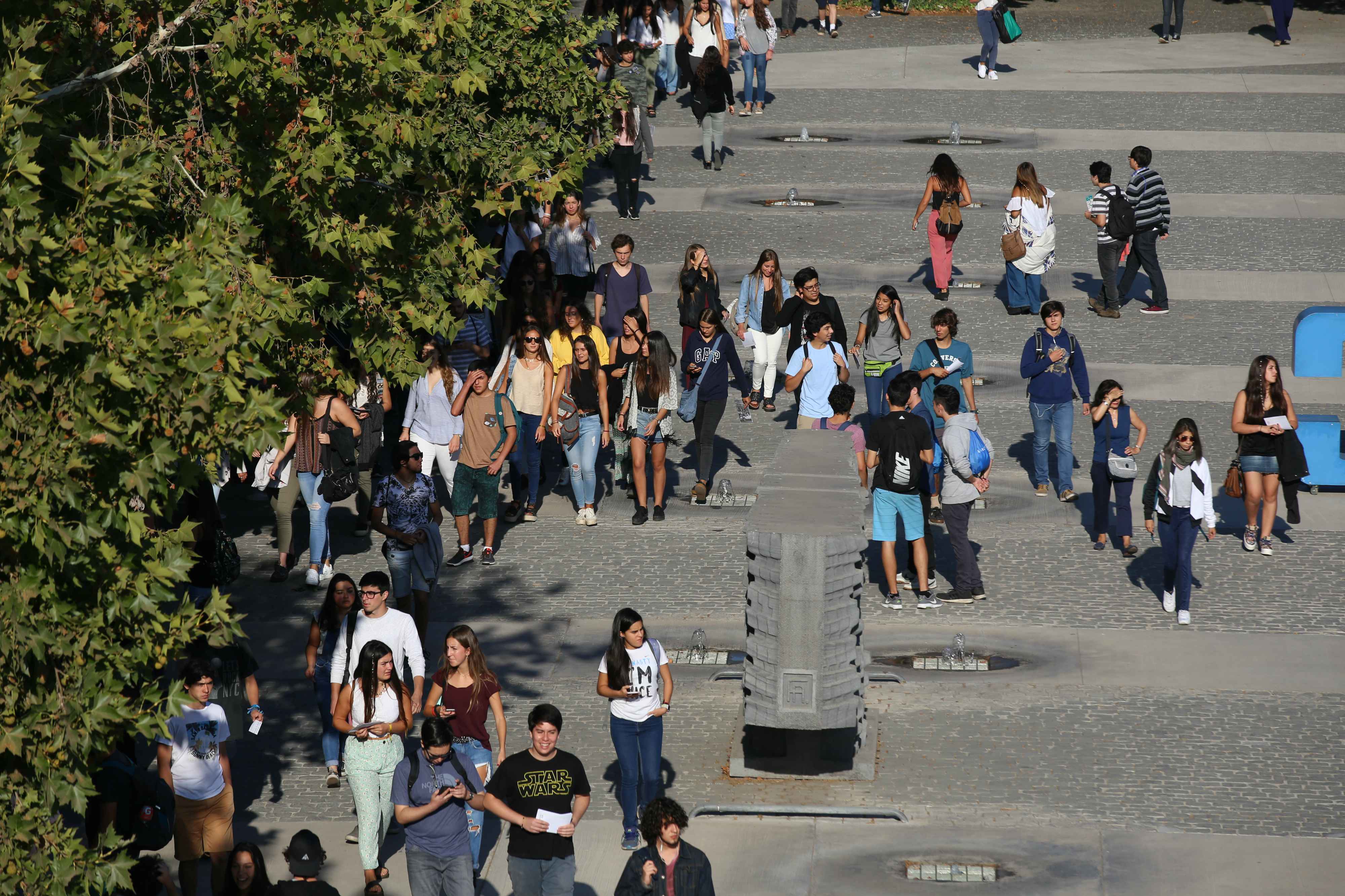 Estudiantes caminando en el patio del campus San Joaquín.