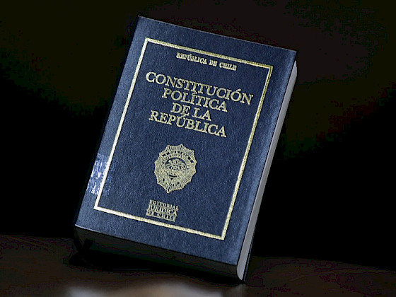 Portada de la Constitución Política de Chile