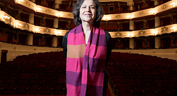 Miryam Singer en el escenario de un teatro.