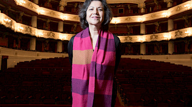 Miryam Singer en el escenario de un teatro.