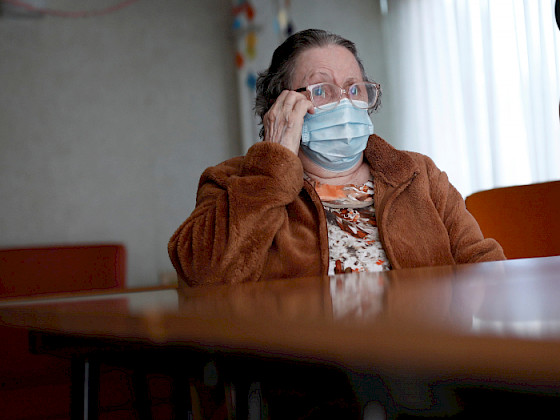 Mujer mayor con mascarilla