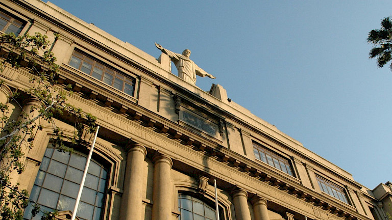 Fachada del palacio universitario de Casa Central, con la estatua del Cristo en la parte alta.