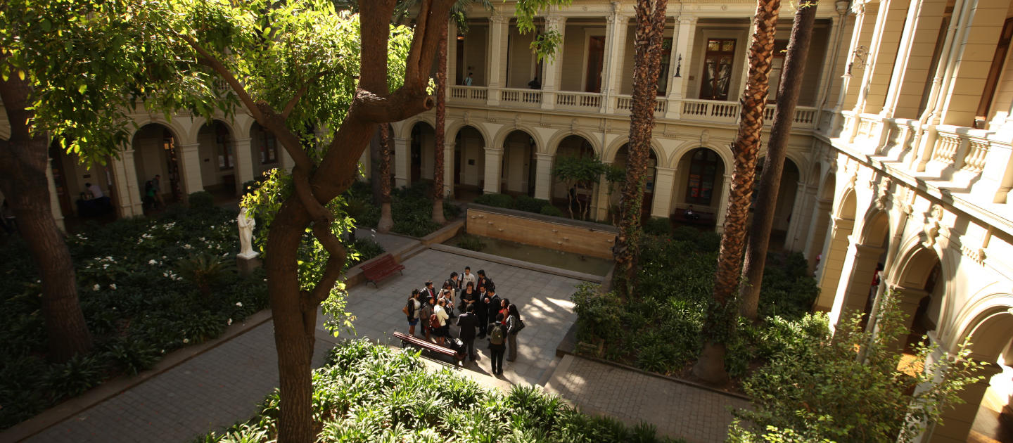 Alumnos en el patio de la Virgen en Casa Central - fotógrafo César Cortés