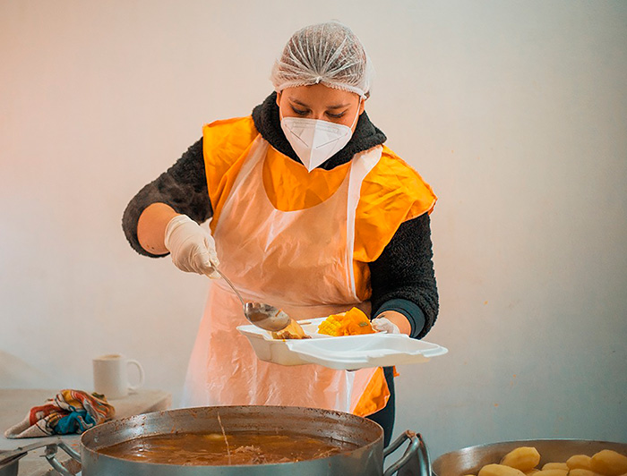 Las ollas comunitarias se han vuelto fundamentales en esta crisis sanitaria; en la imagen, la cocina comunitaria en la villa Maule III, de Renca. (Fotografía: Gentileza de TECHO)