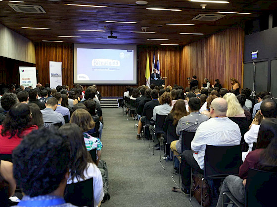 Rector en bienvenida a estudiantes