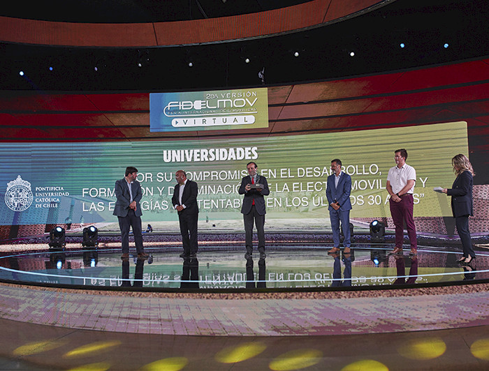 imagen correspondiente a la noticia: "Entregan reconocimiento a la UC y al académico Juan Dixon por su contribución a la electromovilidad"