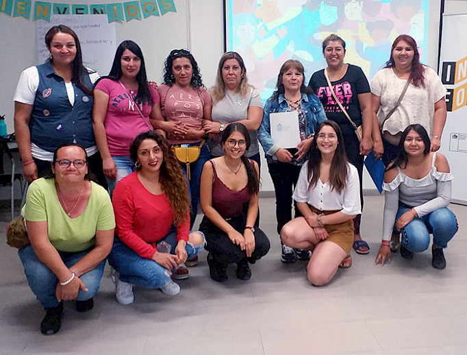 Tras recibir las herramientas básicas en el taller, cada una de las participantes realizó su propio plan de negocios y además recibió insumos básicos para iniciarlos. (Fotografía gentileza Centro de Estudios Justicia y Sociedad)